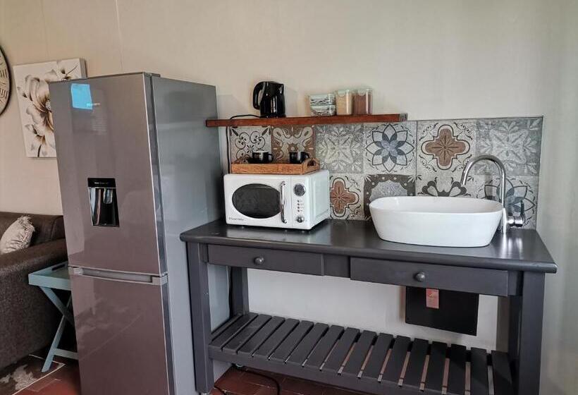 اتاق لوکس, Dr M Beauty Lounge And Guest House