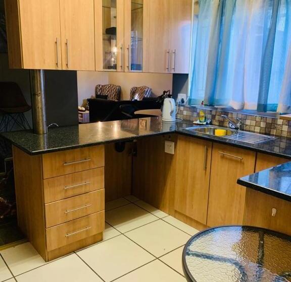 اتاق استاندارد, Dr M Beauty Lounge And Guest House