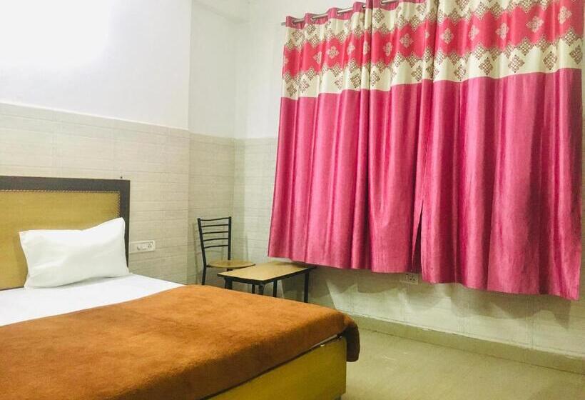 اتاق استاندارد سه نفره, Trimrooms Shree Mata Palace, Katra Bus Stand