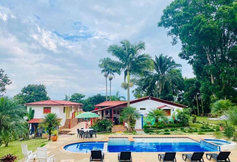 اتاق استاندارد سه تخته با چشم‌انداز استخر, Finca Hotel El Laurel   Parque Del Café