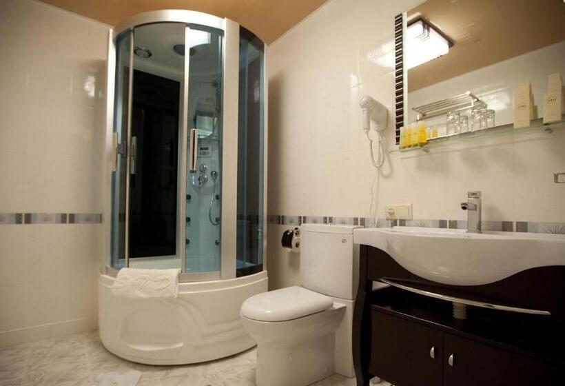 اتاق لوکس با تخت بزرگ, Best Western Plus Paradise Hotel Dilijan