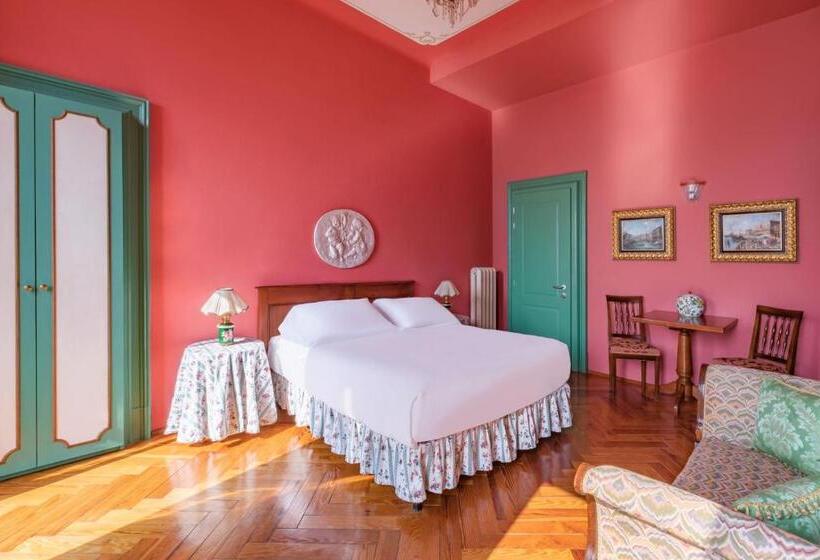 سوییت جونیور با چشم‌انداز دریاچه, Boutique Hotel Villa Sostaga