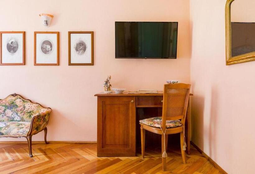 ویلای لوکس 1 خوابه, Boutique Hotel Villa Sostaga