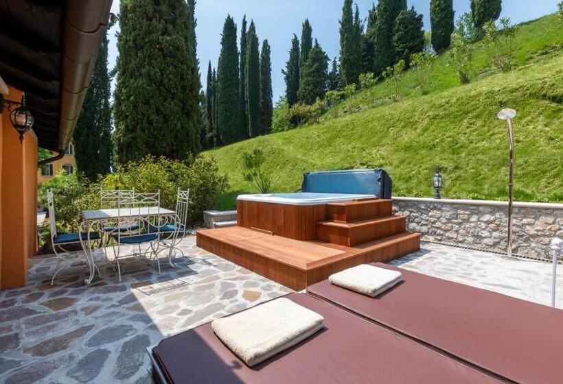 اتاق لوکس با چشم‌انداز باغ, Boutique Hotel Villa Sostaga