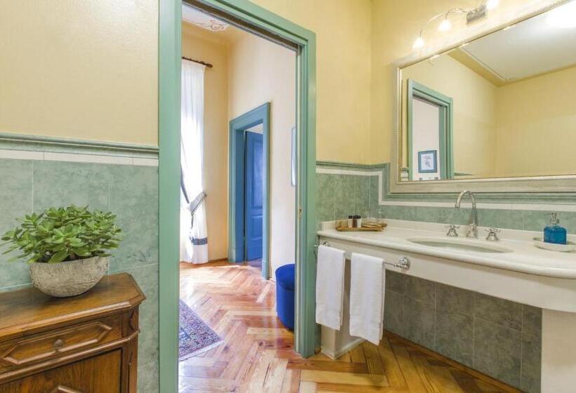 سوئیت جونیور با چشم‌انداز, Boutique Hotel Villa Sostaga