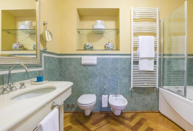 سوئیت جونیور با چشم‌انداز, Boutique Hotel Villa Sostaga