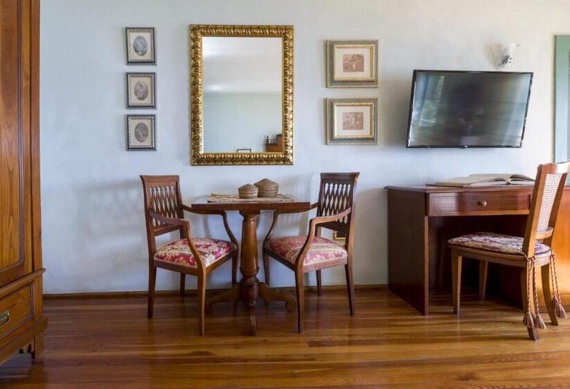 سوییت جونیور با چشم‌انداز دریاچه, Boutique Hotel Villa Sostaga