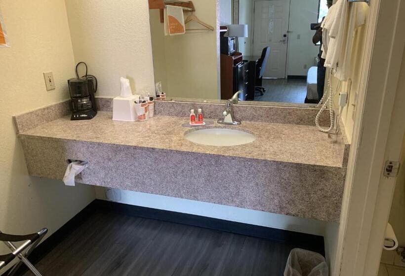 اتاق استاندارد با تخت بزرگ, Econo Lodge