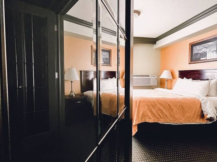 سوییت اجرایی, Velora Hinton, Ascend Hotel Collection