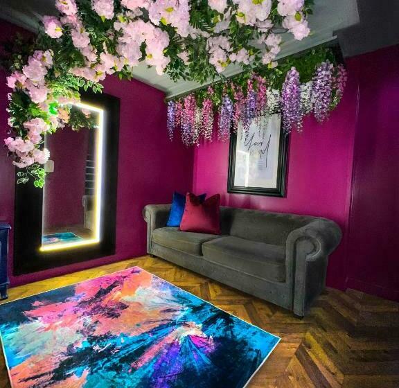 آپارتمان 1 خوابه, The Ultimate Hen Suite With Bar & Makeup Room