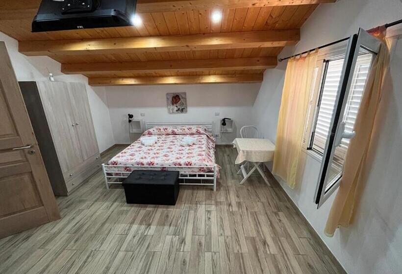 اتاق خانوادگی, Debel House