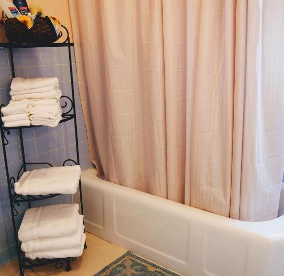 اتاق استاندارد با سرویس بهداشتی مشترک, The Avanti Houses