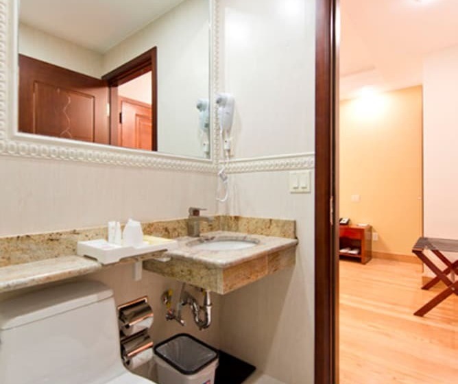 سوییت جونیور, Asiatic Hotel   Flushing