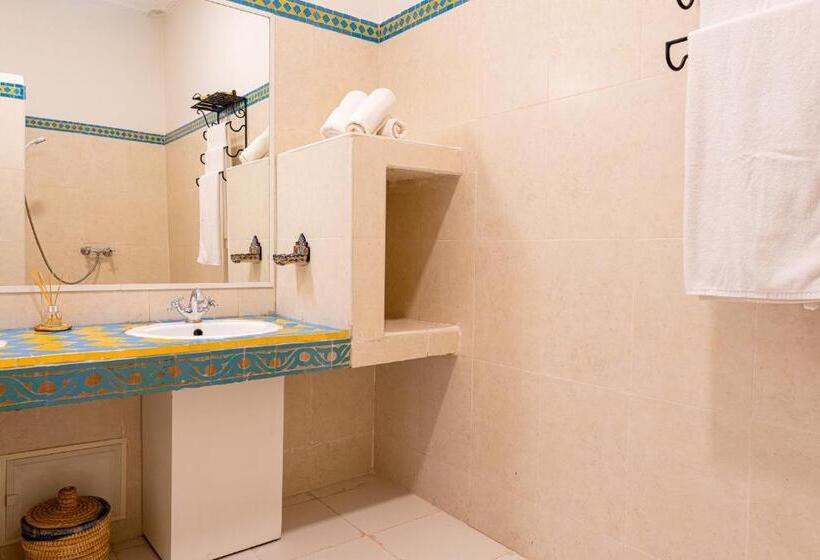 اتاق استاندارد سه نفره, Riad Le Marocain