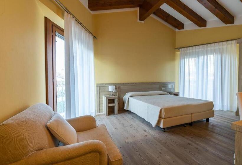 اتاق لوکس با بالکن, Accademia Vine Lodge