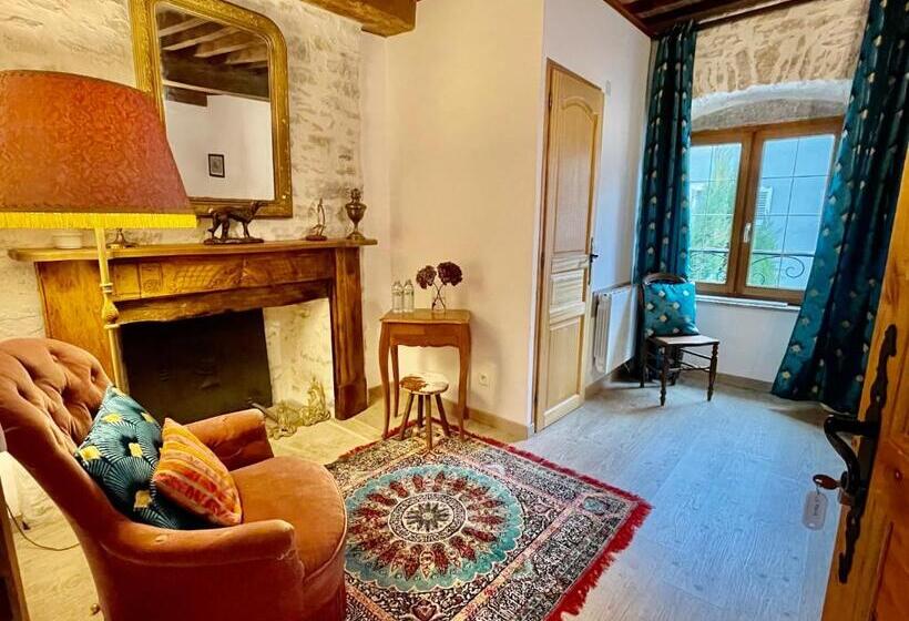 اتاق کلاسیک سه تخته, Manoir Saint Pierre
