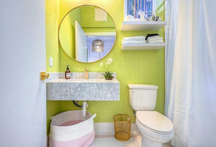 استودیوی استاندارد, The Oleander Hotel Room 6