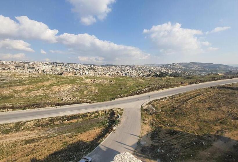 اتاق استاندارد با چشم‌انداز باغ, Hadrian S Arch