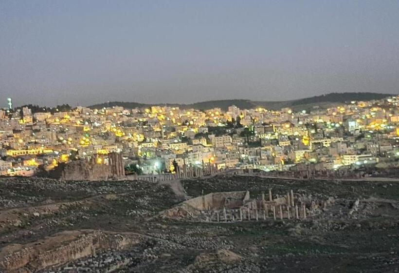 اتاق استاندارد با چشم‌انداز باغ, Hadrian S Arch