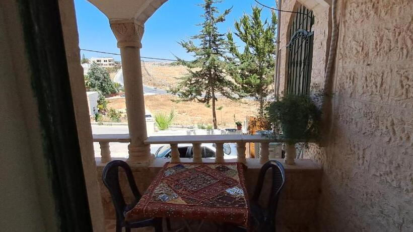 اتاق استاندارد با چشم‌انداز باغ, Hadrian S Arch