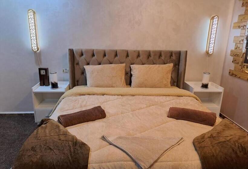 اتاق استاندارد با تخت بزرگ, Hadrian S Arch