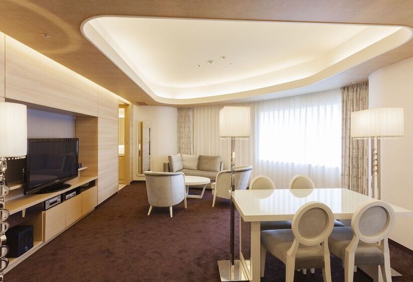 سوییت جونیور, Elsereine Osaka