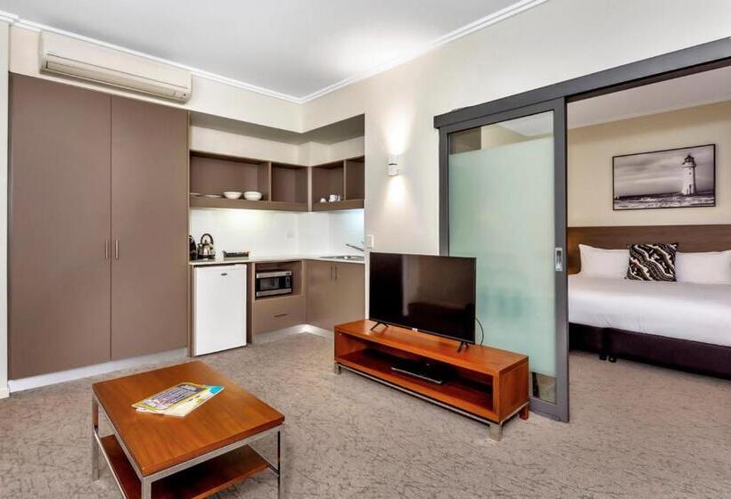 سوییت, New Haus By Hougoumont Hotel, Former Bannister 22