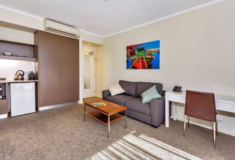 سوییت, New Haus By Hougoumont Hotel, Former Bannister 22