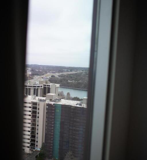 1 Bedroom Apartment Lake View, Upscale Rainey St Condo Homes   Peloton, Gym, Rooftop Pool, Wifi Included