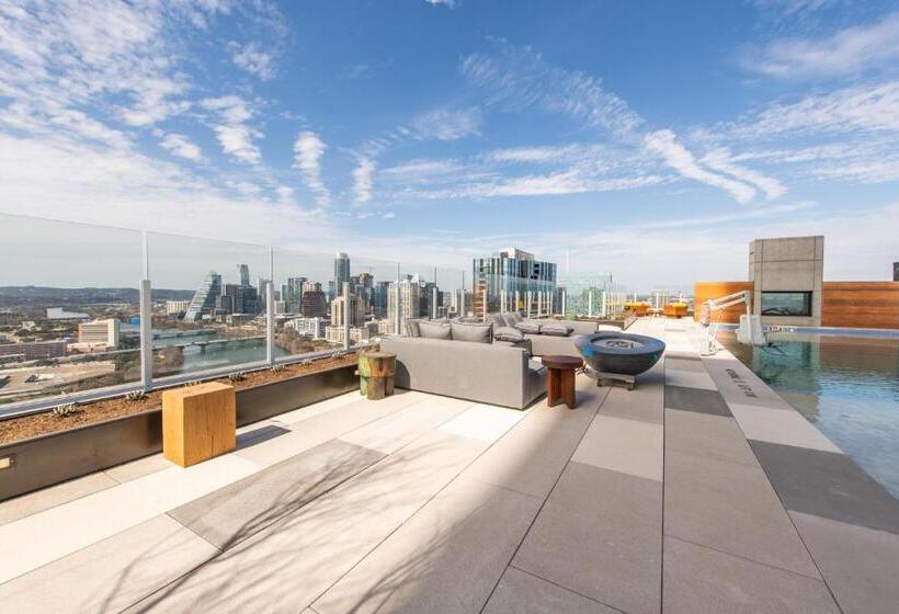 1 Bedroom Apartment Lake View, Upscale Rainey St Condo Homes   Peloton, Gym, Rooftop Pool, Wifi Included