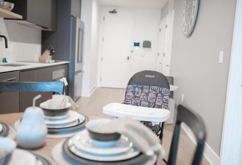 1 Bedroom Apartment Lake View, Upscale Rainey St Condo Homes   Peloton, Gym, Rooftop Pool, Wifi Included