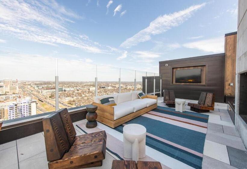 1 Bedroom Apartment Lake View, Upscale Rainey St Condo Homes   Peloton, Gym, Rooftop Pool, Wifi Included