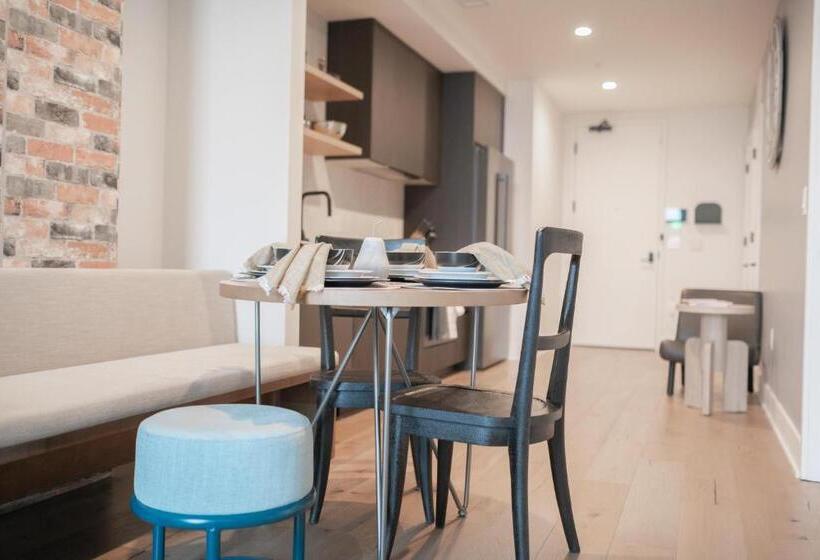 1 Bedroom Apartment Lake View, Upscale Rainey St Condo Homes   Peloton, Gym, Rooftop Pool, Wifi Included