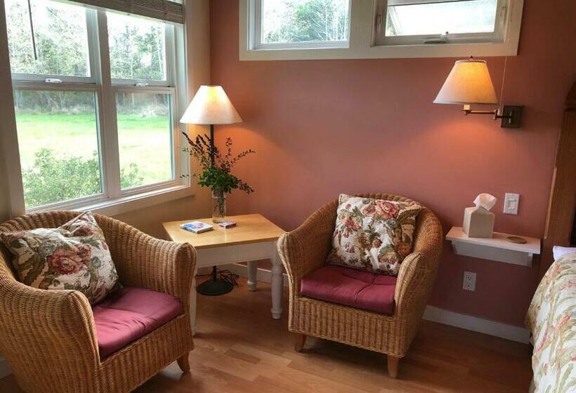 Deluxe Suite King Bed, Lopez Farm Cottages & Tent Camping
