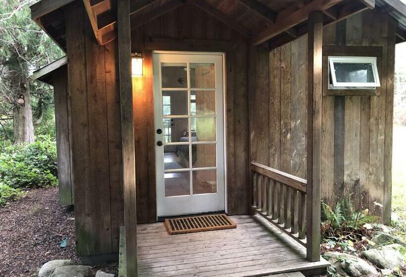 Deluxe Suite King Bed, Lopez Farm Cottages & Tent Camping