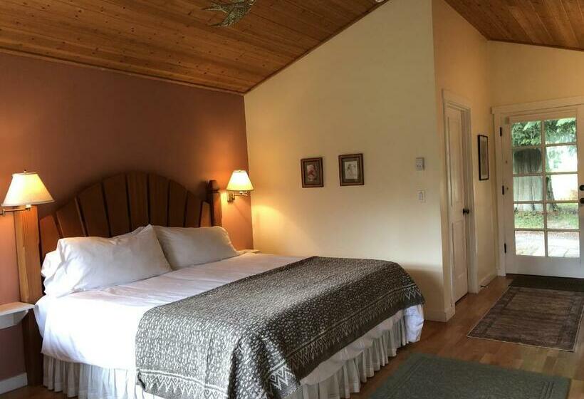 Deluxe Suite King Bed, Lopez Farm Cottages & Tent Camping