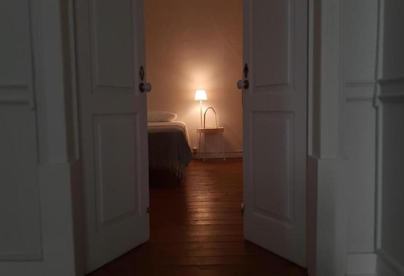 اتاق استاندارد چهار تخته, A Casa Do Tenente