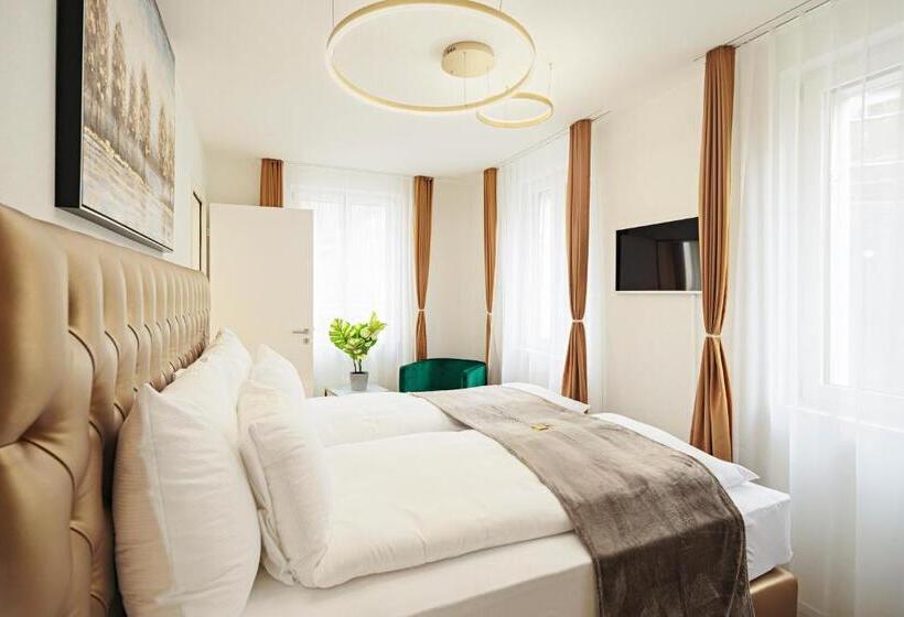 Deluxe Suite King Bed, Eh Apartments Merkur