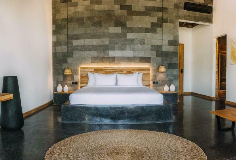 Deluxe Suite King Bed, Neano Escape