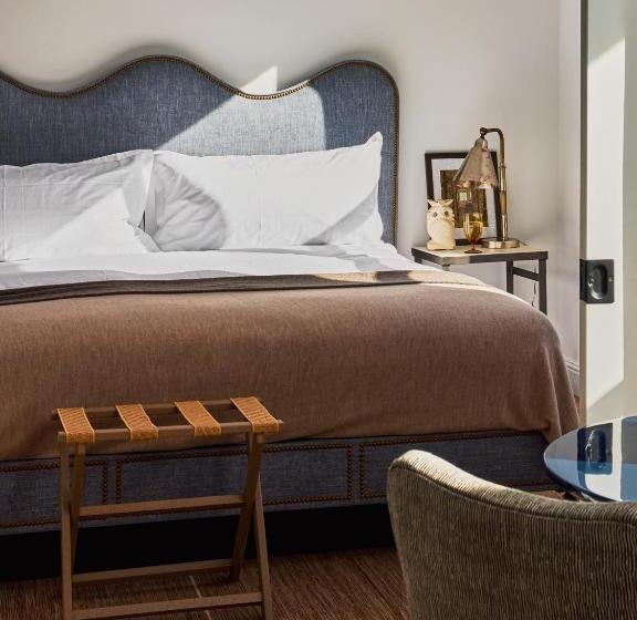 Deluxe Suite King Bed, The Madrona