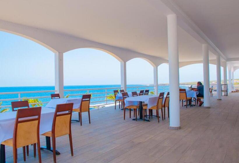 سوییت با چشم‌انداز دریا, Falucho Paradise Beach