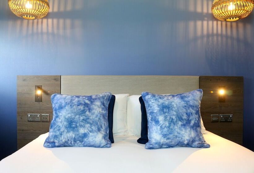 اتاق پریمیوم چهارنفره, Hex Wildlife Hotel At Yorkshire Wildlife Park