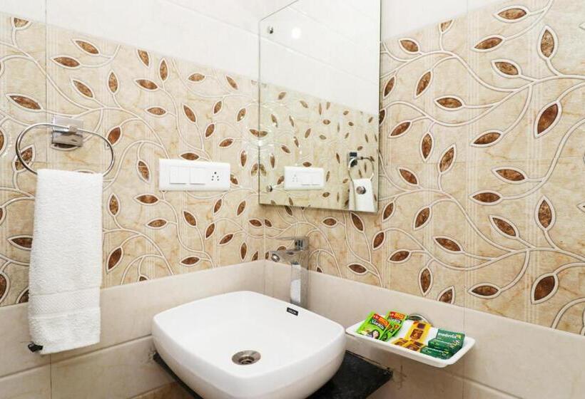 اتاق خانوادگی, Airport Hotel Shivaka Inn