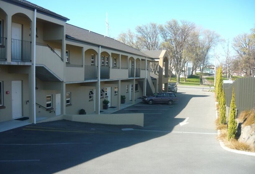 استودیو خانوادگی, Asure Avenue Motor Lodge