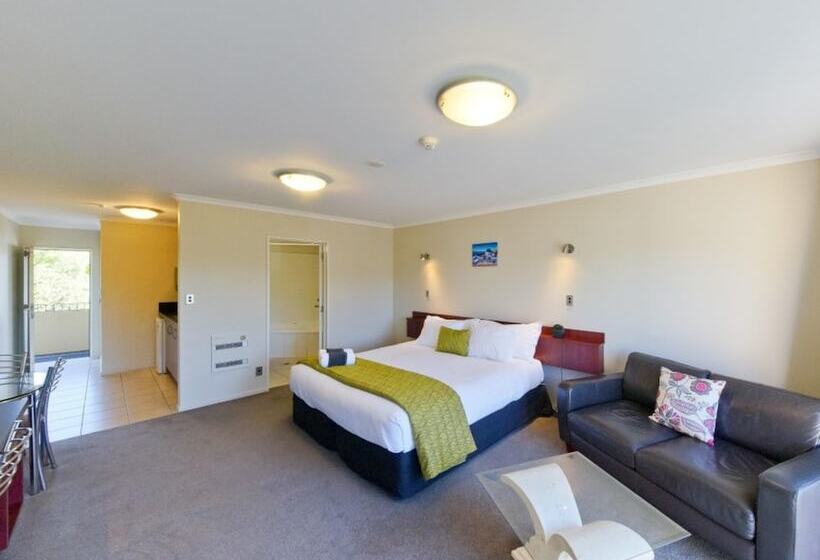 استودیو اجرایی, Asure Avenue Motor Lodge