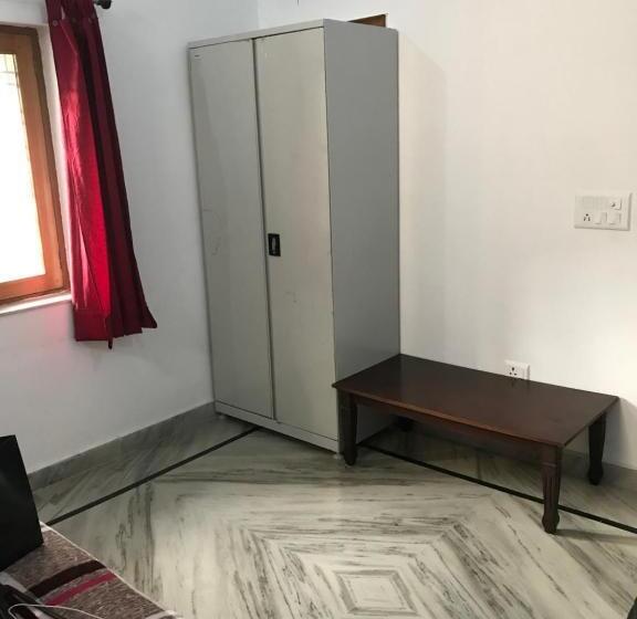 اتاق اکونومی, 9backpackers