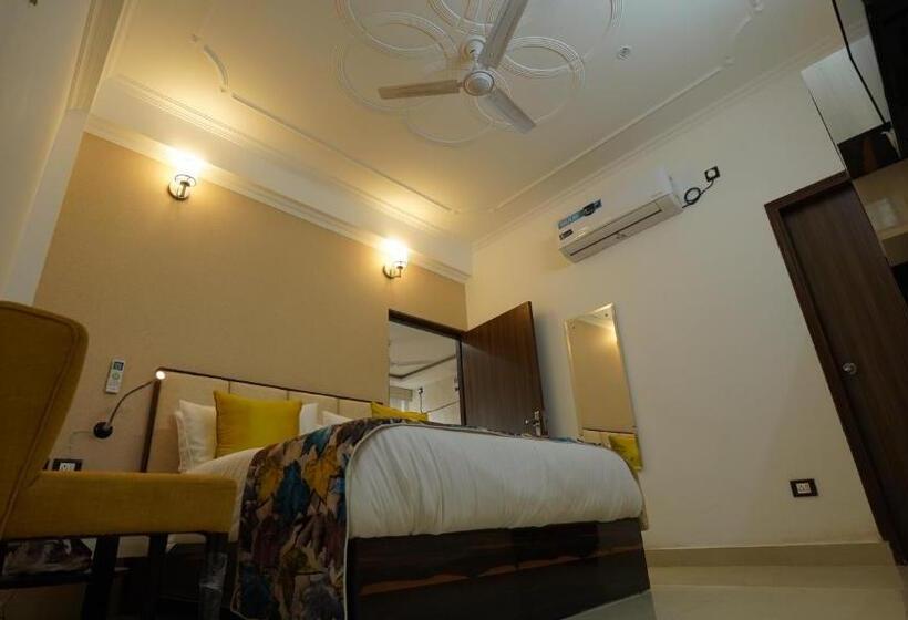 سوییت جونیور با بالکن, M K Hotel And Restaurant