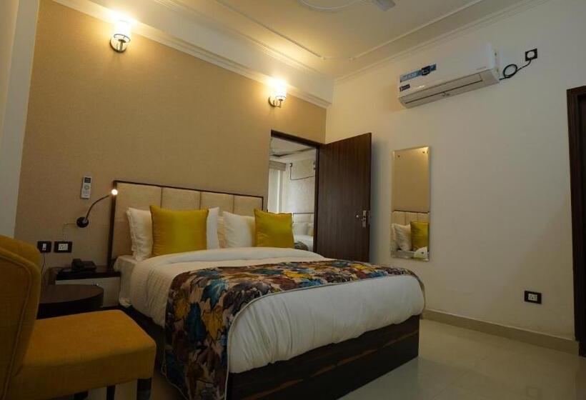 سوییت جونیور با بالکن, M K Hotel And Restaurant