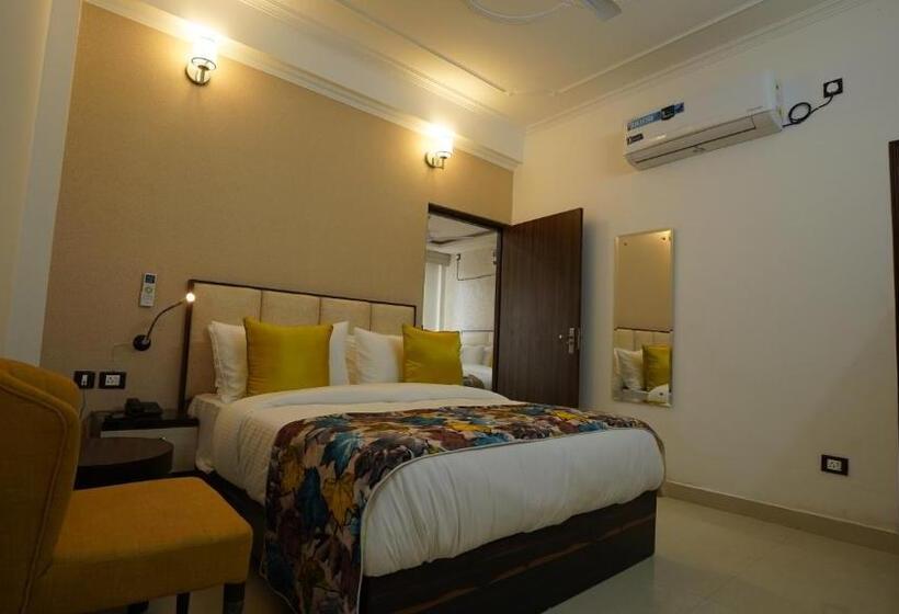 سوییت جونیور با بالکن, M K Hotel And Restaurant