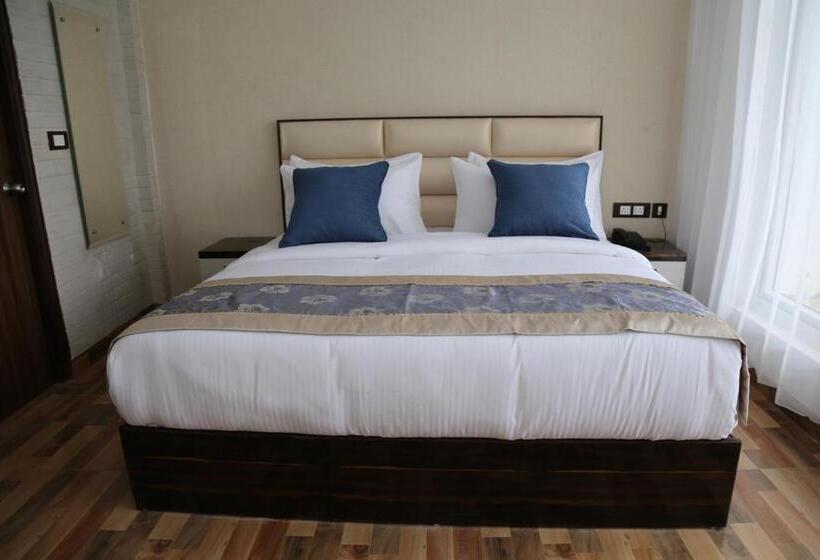 اتاق لوکس, M K Hotel And Restaurant